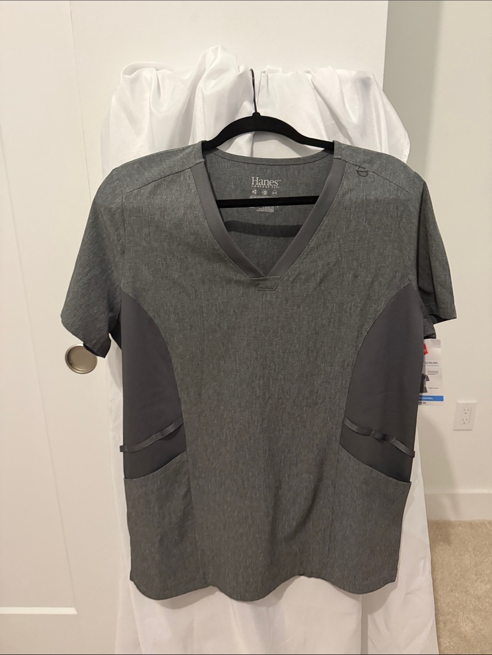 Hanes Gray Scrub set with Utility Pockets in size medium - Picture 2 of 8